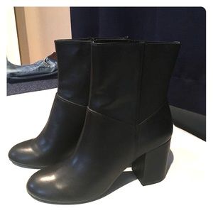 AE black leather ankle booties